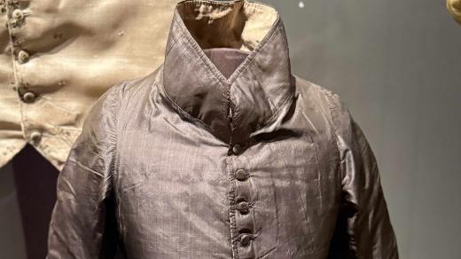 Dámský kabátek – špenzr z hedvábného taftu šanžánu, ručně šitý, podšívka z režného plátna, období empiru, kolem roku 1800