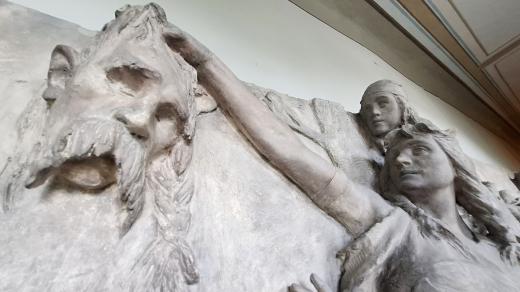 Reliéf sochaře Vojtěcha Šaffa, cyklus Dívčí válka v poličském muzeu