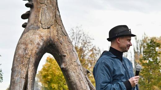 Krištof Kintera na vernisáži sochy Praying Wood