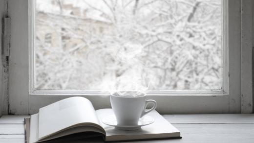 Kniha, teplé pití a zima za oknem