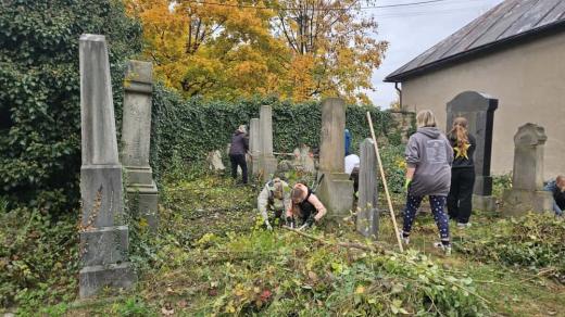 Školáci v Dobrušce pomáhají s údržbou židovského hřbitova