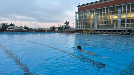 I když už venku teploty klesají k bodu mrazu, některé otužilce to neodradí