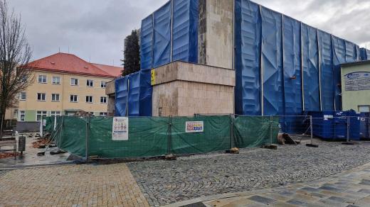 Budova žďárské radnice pod plachtami