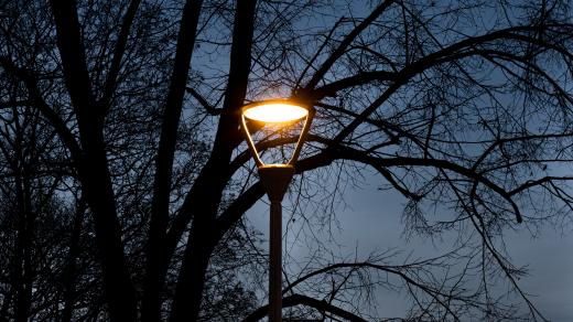 Technici testují v pražských parcích nové inteligentní lampy
