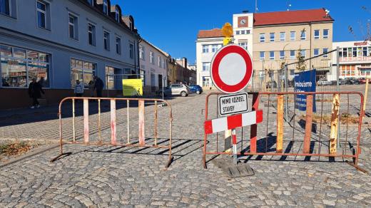 Teď to pro nás bude s parkováním složité, stěžuje si majitel místní pohřební služby