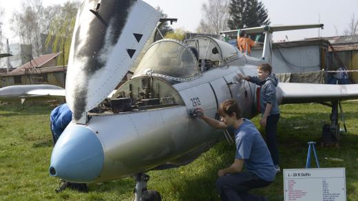 Letečtí fanoušci obdivují L-29 Delfin v leteckém muzeu v Kunovicích