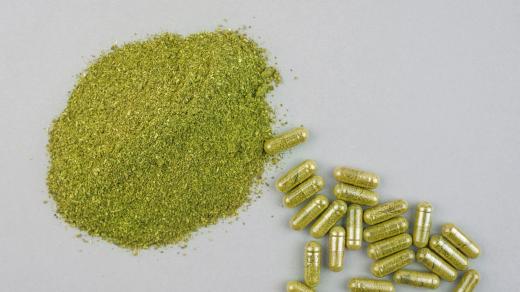 Kratom ve formě prášku a kapslí