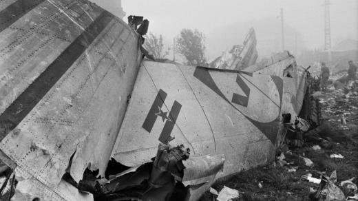Následky letecké nehody stroje DC-9 na lince Tivat-Praha nad městkou částí Suchdol