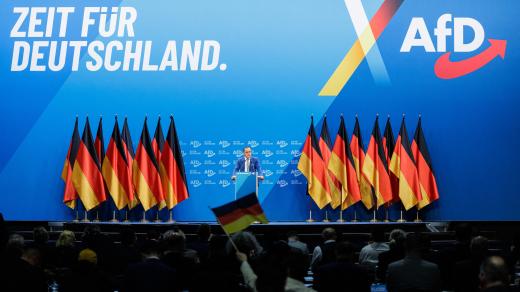 Tino Chrupalla, spolupředseda německé krajně pravicové strany Alternativa pro Německo (AfD), promlouvá k delegátům na stranickém sjezdu