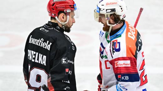 Tomáš Pavelka z Hradce Králové v debatě s pardubickým útočníkem Lukášem Sedlákem