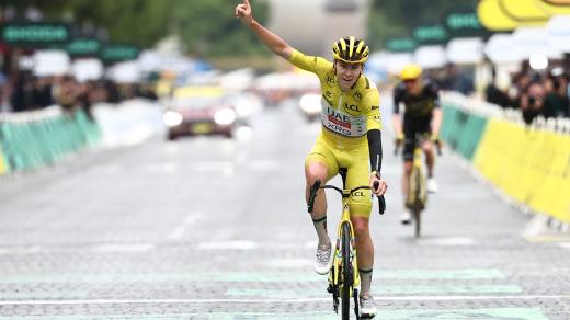 Tadej Pogačar v cíli poslední etapy Tour de France 2025