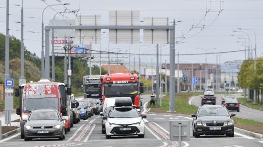 Nově přestavěná okružní křižovatka u Makra v Plzni dopravě neulevila, město ladí provoz semaforů