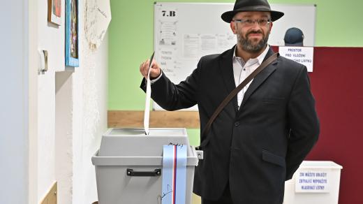 Předseda hnutí Stačilo! Daniel Sterzik odvolil v Miroslavi na Znojemsku