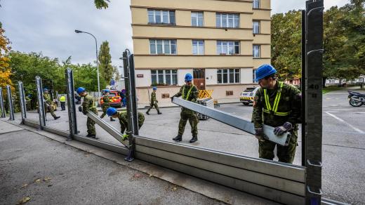 Cvičení výstavby mobilních prvků protipovodňové ochrany hl. m. Prahy Holešovice - sever 2025, na levém břehu Vltavy na rozhraní Holešovic a Bubenče, 11. října 2025, Praha
