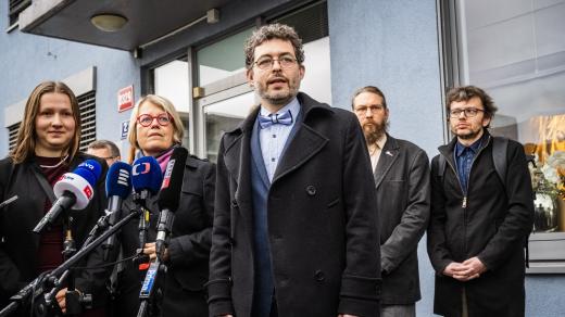 Jiří Koželouh (uprostřed) z Hnutí Duha, Petra Kolínská (druhá zleva) ze Strany Zelených a ekoložka Ludmila Kozlová (vlevo) na briefingu před setkáním zástupců ekologických organizací s předsedou hnutí ANO Andrejem Babišem