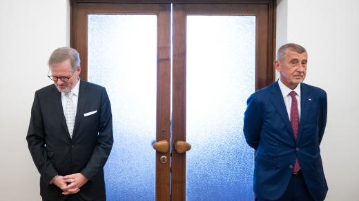 Premiér Petr Fiala (ODS) a expremiér Andrej Babiš (hnutí ANO) při čekání na setkání u prezidenta. Atmosféra byla mezi vládou a opozicí mnohdy napjatá