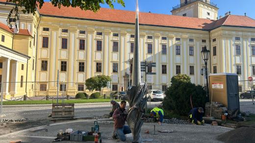 Památník Karlu II. z Lichtensteinu-Castelcorna těsně před dokončením