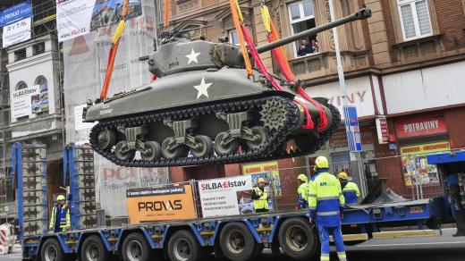 Plzeň zažila unikátní technickou operaci. Jeřáb přenesl přes střechu třípatrového domu na dvůr nového muzea americký tank