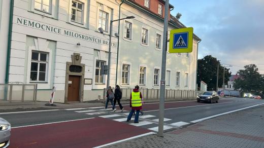 Dobrovolníci na přechodech ve Vizovicích