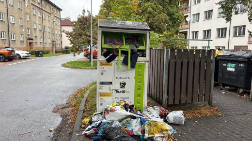 Přeplněné kontejnery na textil a hromady odloženého oblečení - taková je realita některých měst v Pardubickém kraji