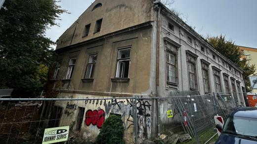 Oplocený dům domu U Jindry určený k demolici