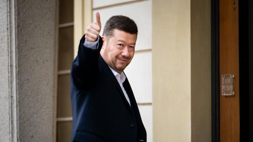 Předseda hnutí SPD Tomio Okamura přijíždí na povolební schůzku s prezidentem Petrem Pavlem