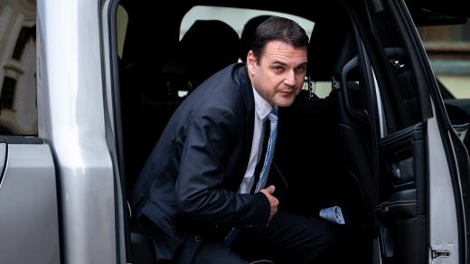 Předseda Motoristů Sobě Petr Macinka přijíždí na povolební schůzku s prezidentem Petrem Pavlem