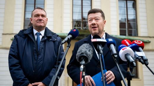 Zástupci SPD Radim Fiala (vlevo) a Tomio Okamura (vpravo) po po povolební schůzce s prezidentem Petrem Pavlem