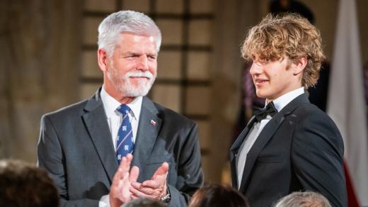 Nevidomý paraplavec David Kratochvíl, držitel řady titulů z mezinárodních mistrovství, který se stal vítězem loňské paralympiády a dosáhl na několik evropských a světových rekordů, převzal medaili Za zásluhy za zásluhy o stát v oblasti sportu