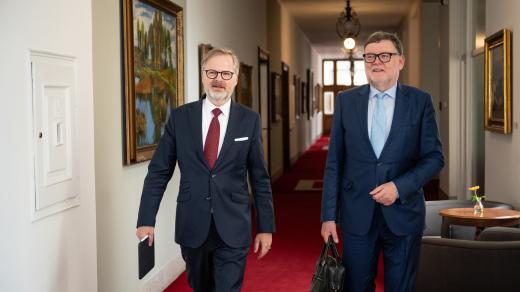 Premiér Petr Fiala a ministr financí Zbyněk Stanjura (oba ODS) přicházejí na jednání vlády, kde se řešil sporný miliardový dar ministerstvu spravedlnosti od trestaného obchodníka s drogami