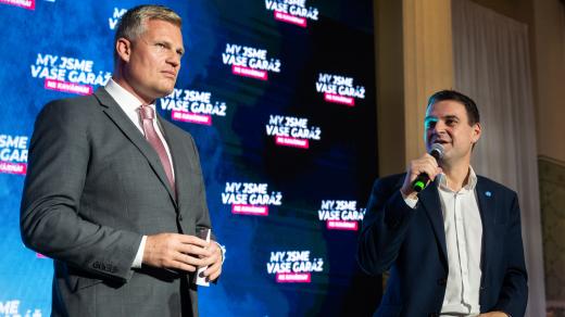 Petr Macinka (vpravo) a europoslanec Filip Turek (vlevo) na zahájení závěrečné fáze volební kampaně strany Motoristé sobě