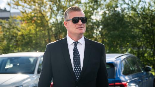 Čestný předseda Motoristé sobě Filip Turek  přichází na jednání s předsedou hnutí ANO Andrejem Babišem