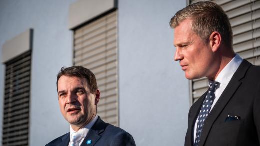 Předseda Motoristů Petr Macinka (vlevo) a jejich čestný prezident Filip Turek po jednání s předsedou hnutí ANO Andrejem Babišem