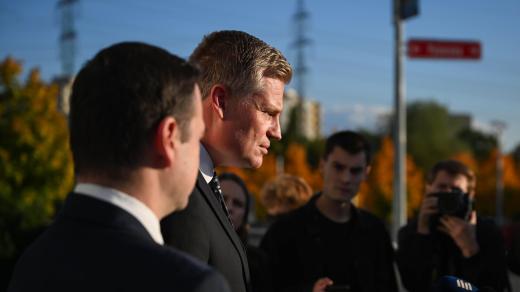 Petr Macinka (vlevo) a Filip Turek (oba Motoristé sobě) po setkání s Andrejem Babišem (ANO)