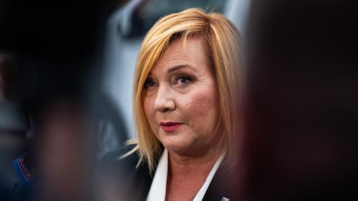 Alena Schillerová přichází do volebního štábu hnutí ANO