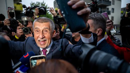 Andrej Babiš při příjezdu do štábu ANO