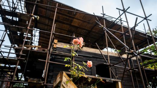 Obnova vyhořelého kostela svatého archanděla Michaela v zahradě Kinských je za polovinou