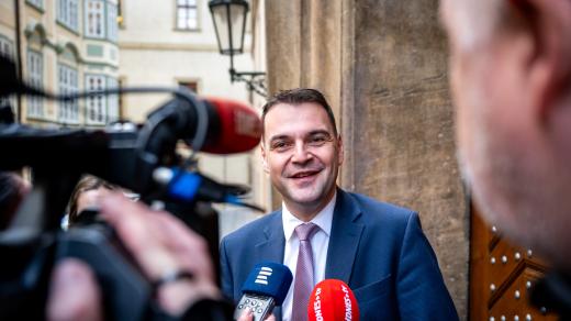 Předseda Motoristů Petr Macinka hovoří s novináři při příchodu na programové jednání mezi ANO, SPD a Motoristy