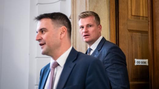 Předseda Motoristů Petr Macinka (vlevo) a poslanec Filip Turek (vpravo) odcházejí z programového jednání mezi ANO, SPD a Motoristy