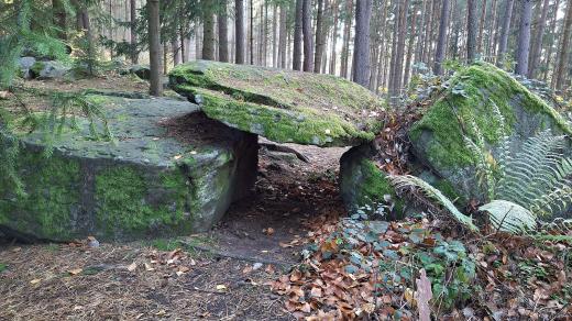 Průhled pod dolmenem na vrchu Kbíl je orientovaný směrem východ – západ. Jestli vznikl lidskou silou, nebo jde o přírodní úkaz, to se přesně neví