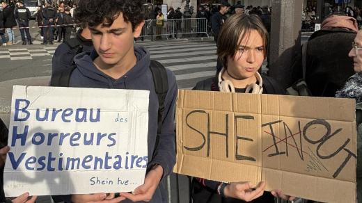 Protestující argumentují velkou ekologickou zátěží i morálně pochybnými praktikami čínského výrobce rychlé módy Shein