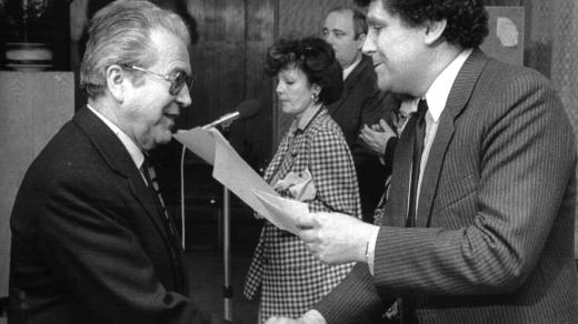 Václav Cibula -ocenění za programovou Žatvu 1988 mu předává K.Kvapil