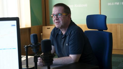 Radek Vohlídka ve studiu Českého rozhlasu Hradec Králové