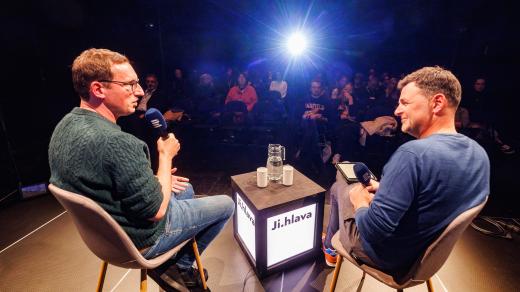 Debata o filmových kontroverzích na IDF Jihlava. Tomáš Koblížek a Saša Michailidis rozebírají filmy Velký vlastenecký výlet a Sbormistr