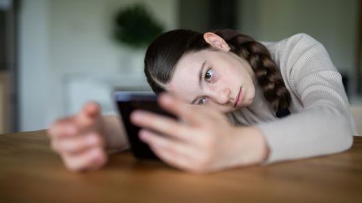 teenager mobil telefon duševní zdraví trendy tiktok deprese