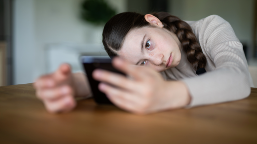 teenager mobil telefon duševní zdraví trendy tiktok deprese