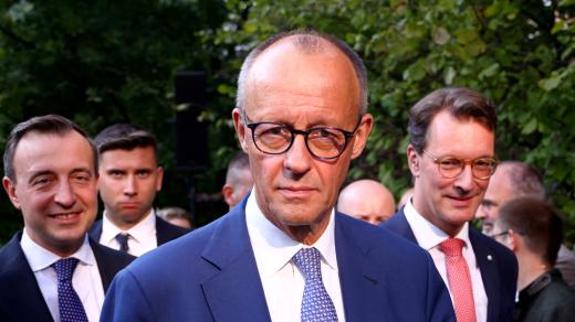 Německý kancléř Friedrich Merz (uprostřed)