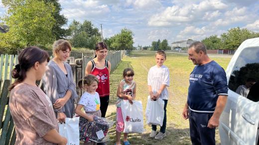 Záběry z předávání charitativních darů v létě 2025