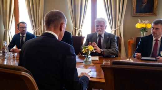 Jednání prezidenta Petra Pavla s šéfem ANO Andrejem Babišem ve středu 12. listopadu na Pražském hradě. Zleva ředitel odboru komunikace Hradu Vít Kolář, Andrej Babiš, Petr Pavel a ředitel hradního odboru pro vnitřní politiku Tomáš Lebeda