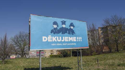 Nápis Děkujeme!!! jako podpora složkám IZS a lékařskému personálu v časech pandemie covidu-19
